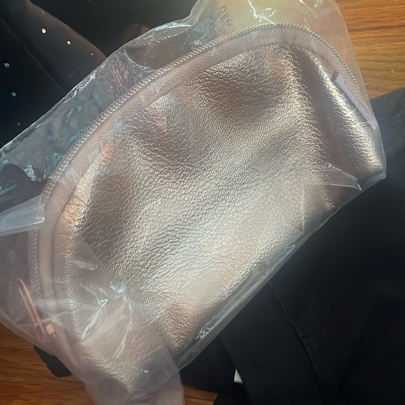 Flawless Cosmetic Bag New never opened - Picture 3 of 3